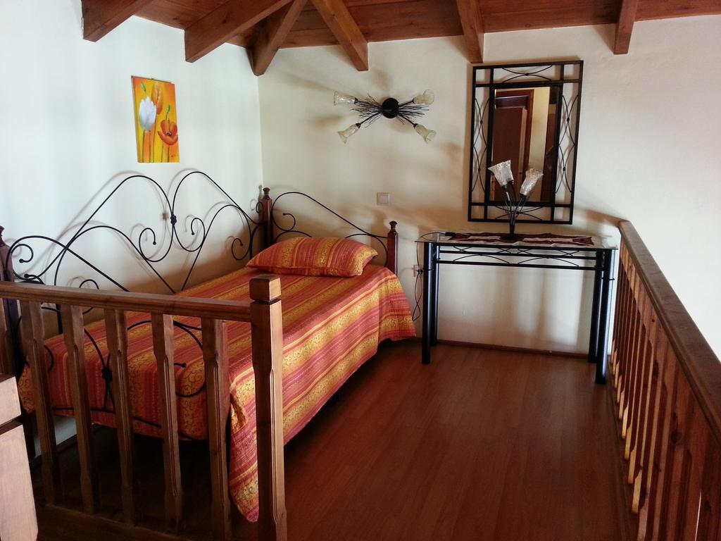 Vila Mika'S House Chalki Town Pokoj fotografie