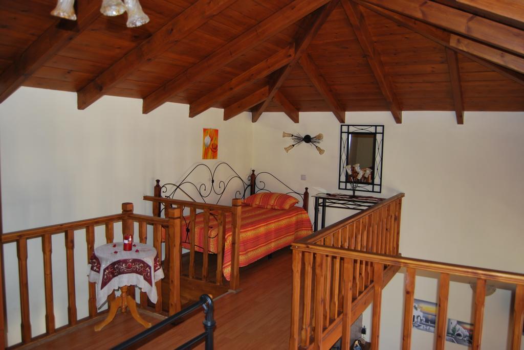 Vila Mika'S House Chalki Town Pokoj fotografie